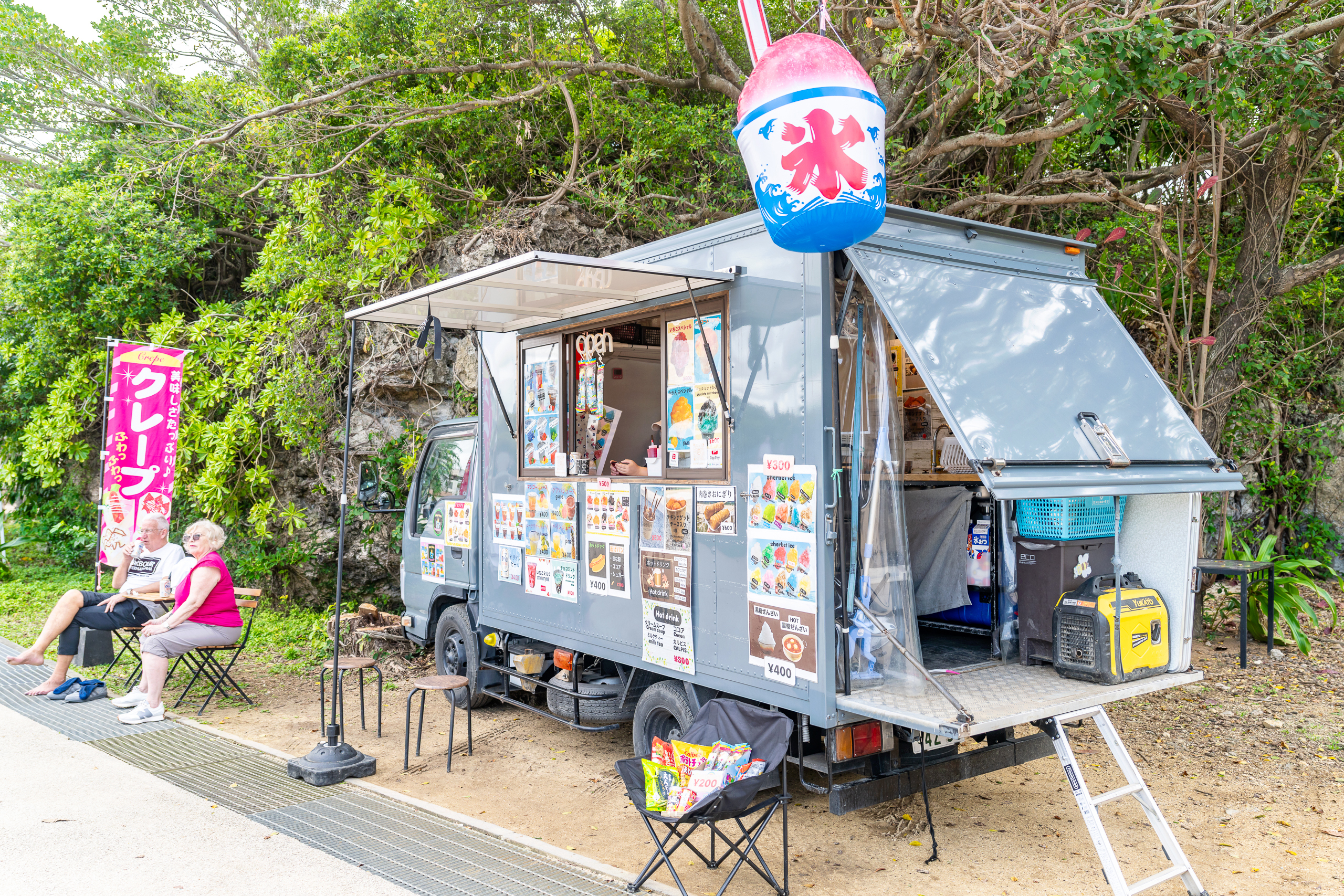 오키나와 나미노우에 해변 푸드트럭