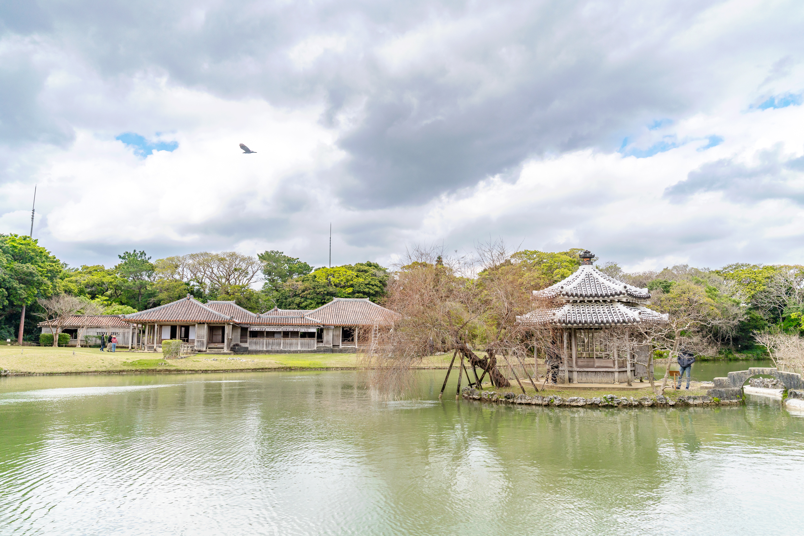 오키나와 자유여행 시키나엔 연못과 건물들